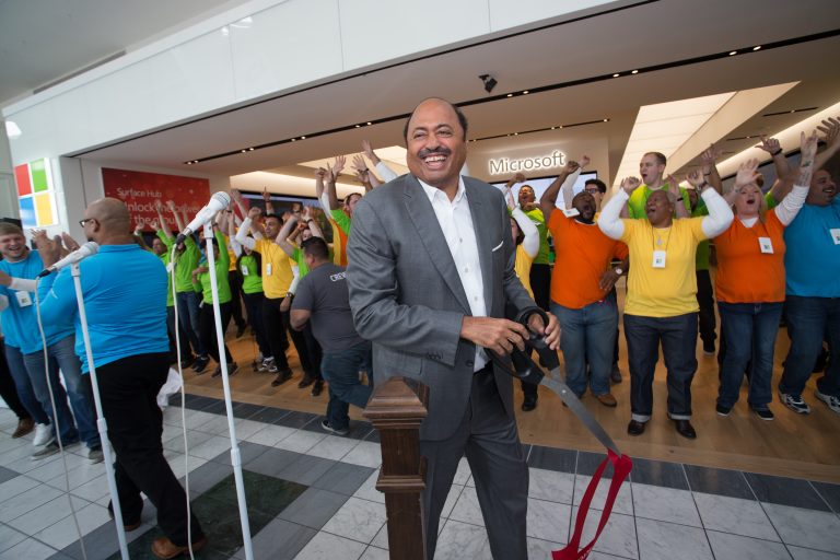 Microsoft Corporate Vice President of U.S. Government Affairs Fred Humphries cut the ribbon at the new Microsoft Store at The Mall at Green Hills in Nashville, Tenn., on Nov. 17, 2016.