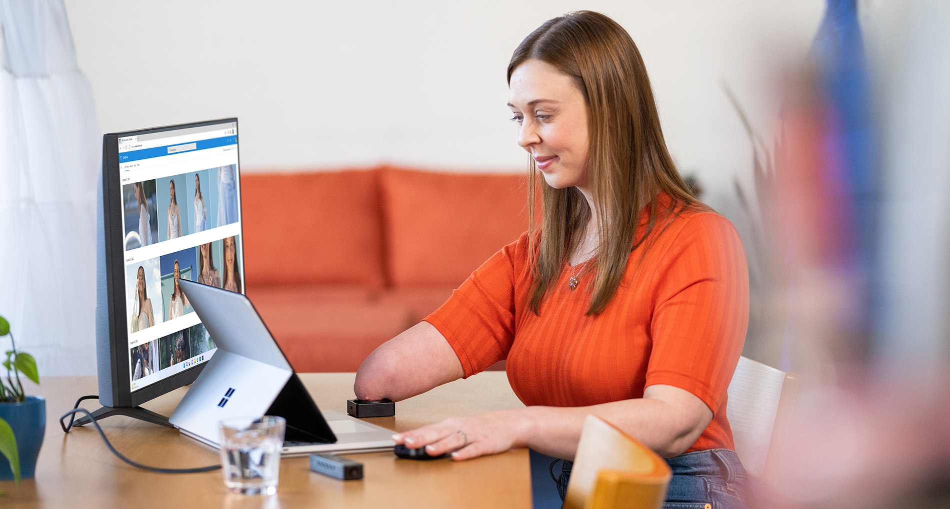 Woman who has one hand uses the Microsoft Adaptive Accessories