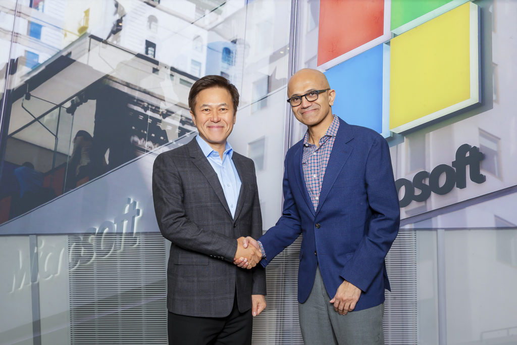 Park Jung Ho, CEO of SK Telecom (left), and Satya Nadella, CEO of Microsoft (right), at a recent meeting.