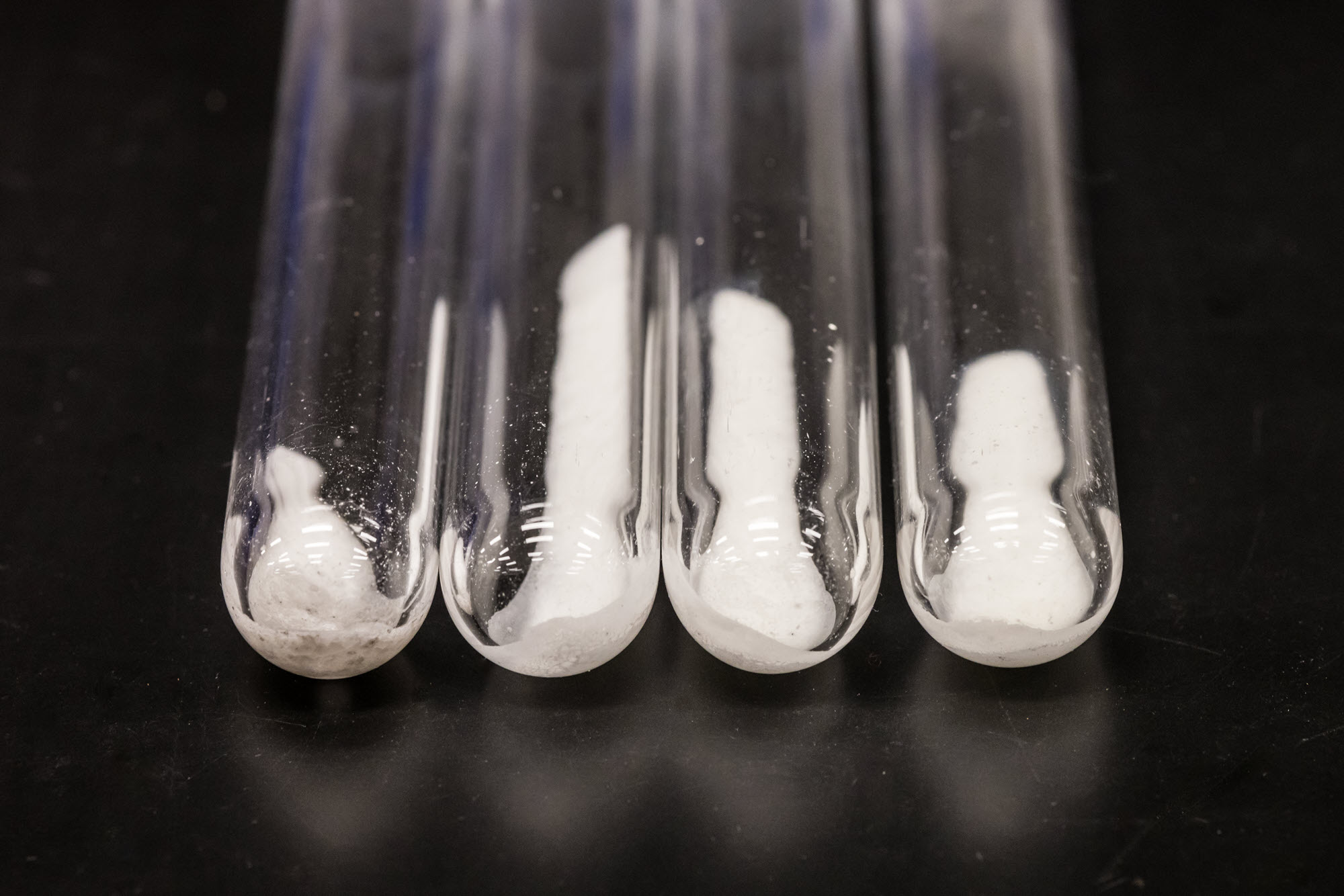 Des tubes à essai contiennent des échantillons du nouveau matériau, qui ressemble à du sel blanc fin.