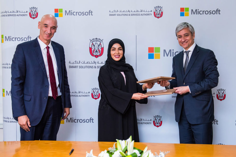 Official photo of H.E. Dr Rauda Saeed Al Saadi, Director General of the Smart Solutions & Services Authority exchanging signed MOU with Jean-Philippe Courtois, Executive Vice President and President of Microsoft Global Sales, Marketing and Operations with the participation of Sayed Hashish, Regional General Manager, Microsoft Gulf