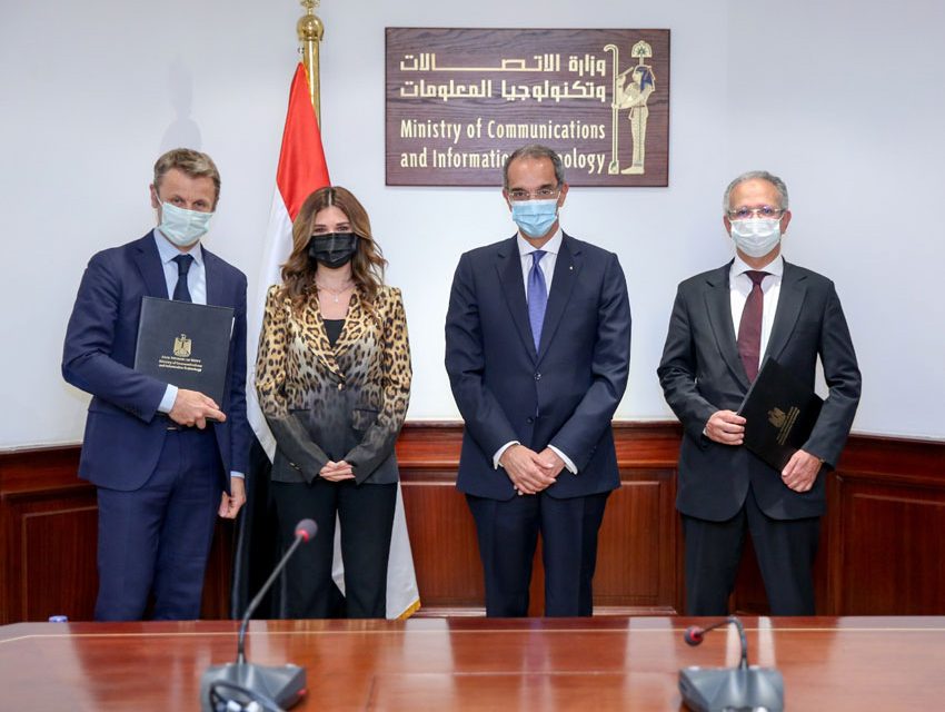 picture of Mirna Arif next to The Minister of Communications and Information Technology Amr Talaat and representatives of " Webhelp" and "ITIDA"