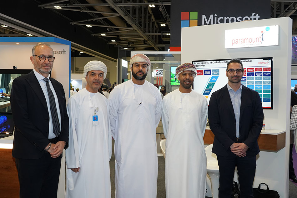 A group photo between representatives of Microsoft and of PhazeRO