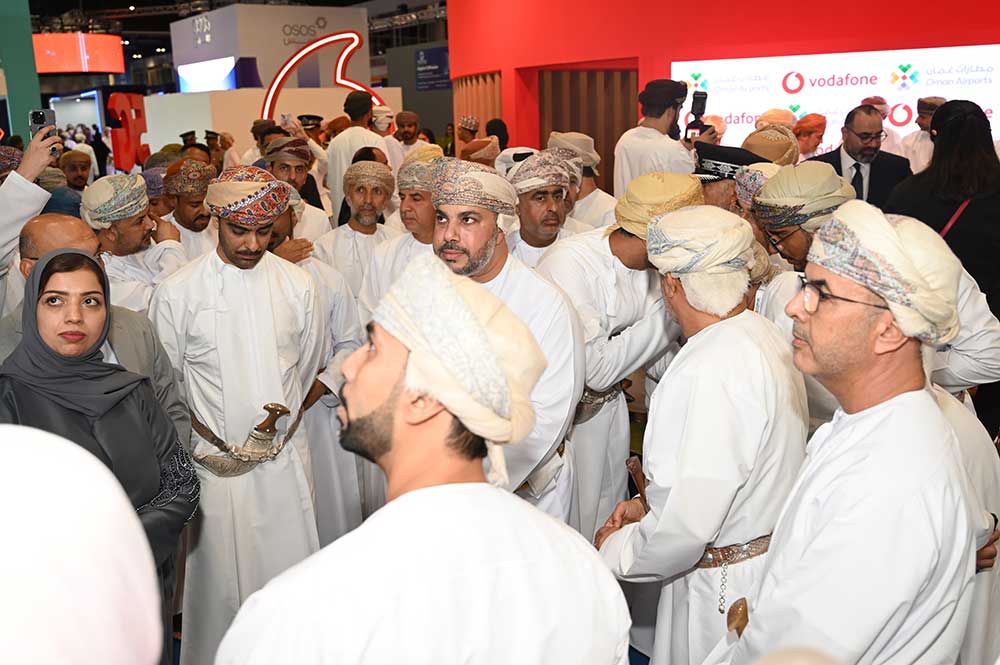 HH Sayyid Marwan bin Turki al Said, Governor of Dhofar, and HE Eng Said bin Hamoud bin Said al Ma’awali, Minister of Transport, Communications and Information Technology, visiting Microsoft stand during the opening ceremony.