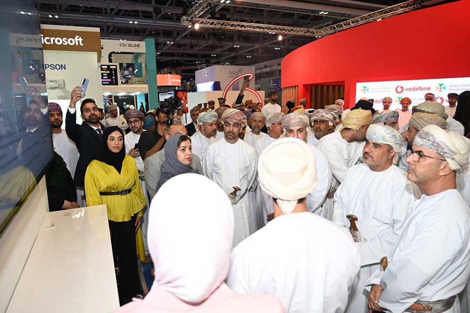 HH Sayyid Marwan bin Turki al Said, Governor of Dhofar, and HE Eng Said bin Hamoud bin Said al Ma’awali, Minister of Transport, Communications and Information Technology, visiting Microsoft stand during the opening ceremony.