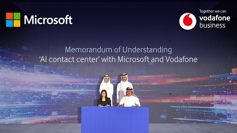 Lana Khalaf, General Manager of Microsoft and Mahday Saad Al Hebabi, Enterprise Business Unit Director at Vodafone Qatar signing the MoU in the presence of Mr. Hassan Jassim Al Sayed, Advisor to the Minister and Chairman of the Artificial Intelligence Committee at the Ministry of Communications and Information Technology.