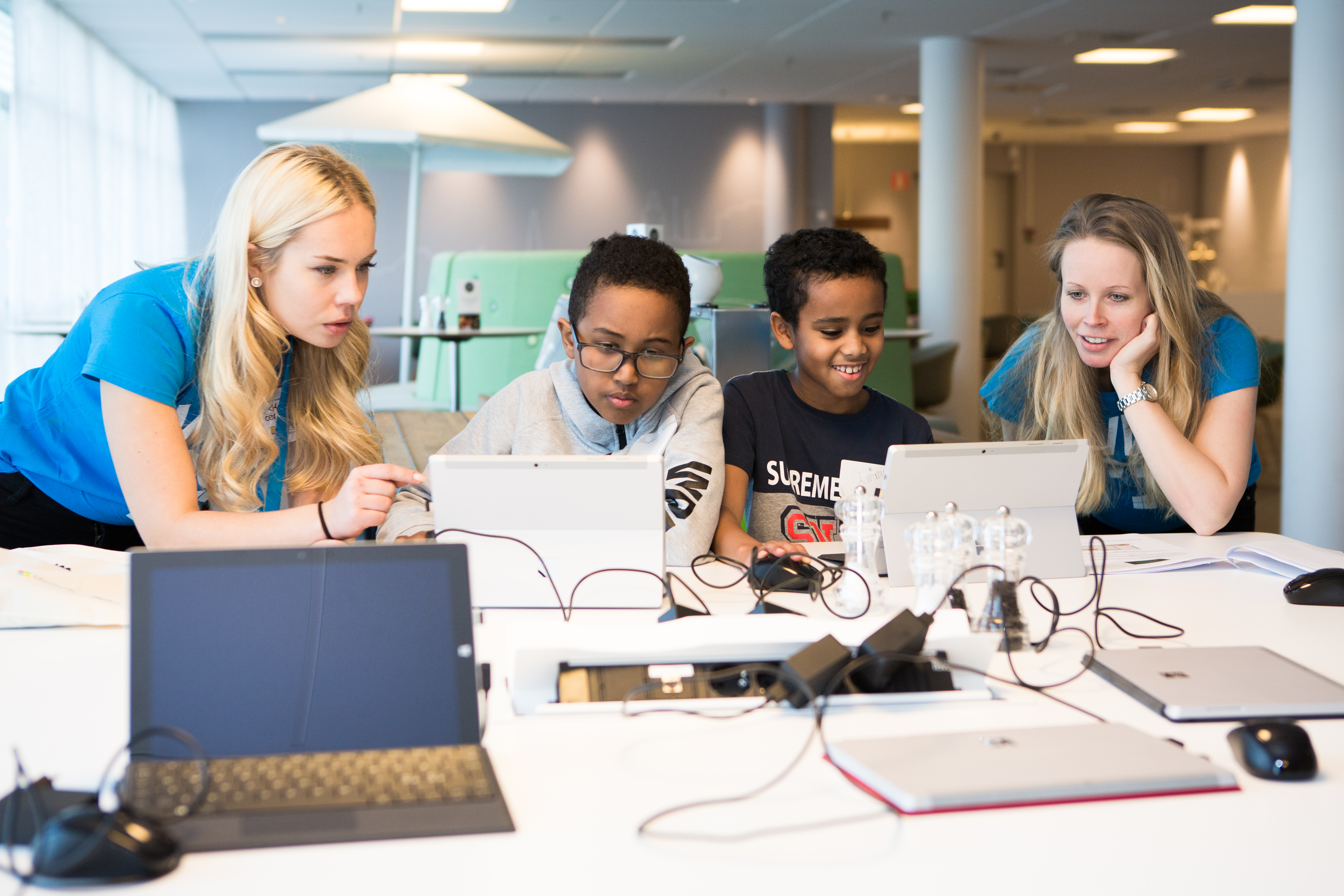 Microsofts Ellen Hagstrand och Anneli Rymert coachar deltagare på Kodcentrums och Microsofts gemensamma barnhack. Foto: Maria Uhr