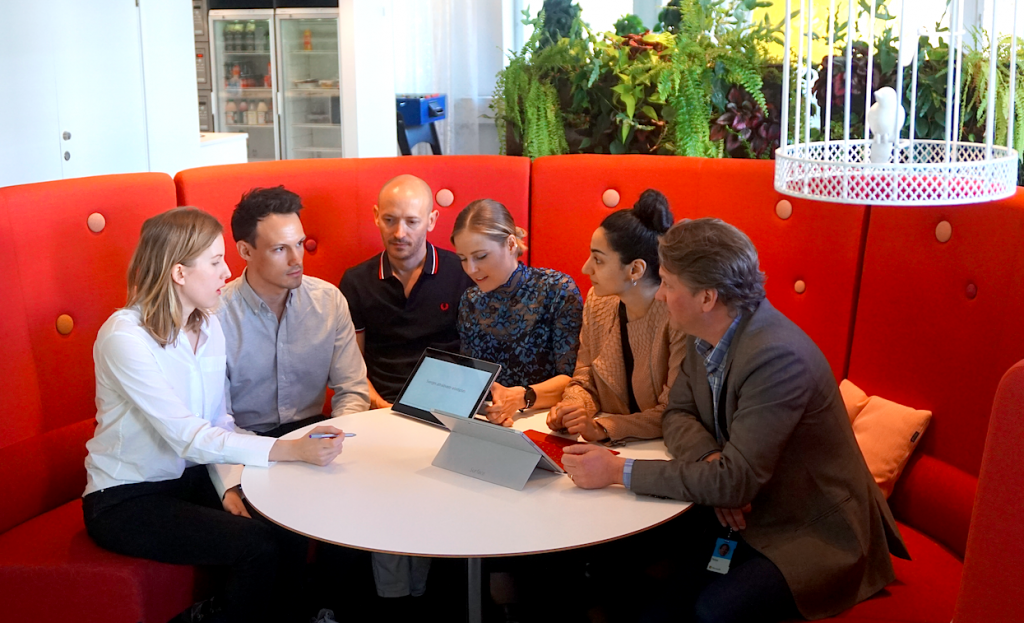 Microsoft projektgrupp samlas för att prata om projektet