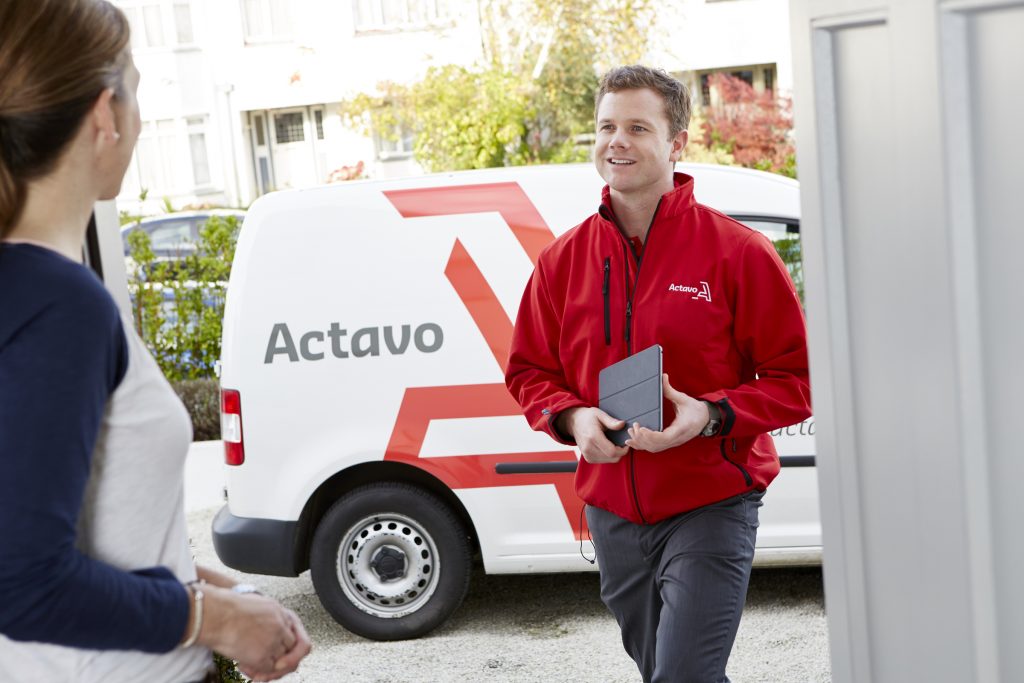 A technician from Actavo arrives at a customer's home.