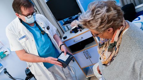 Dr. Ejvind Frausing Hansen at Hvidovre Hospital in Denmark shows Lisbet Thobo-Carlsen the O2matic HOT home device.
