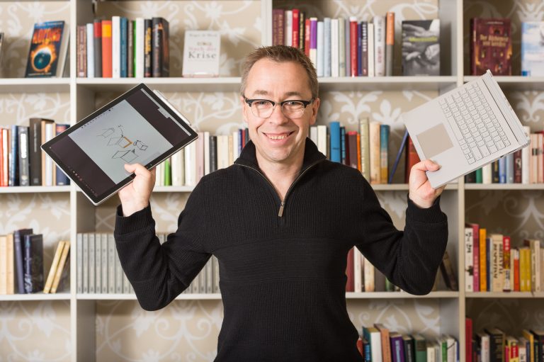 Chefdesigner Ralf Groene mit Surface Book (Printauflösung)