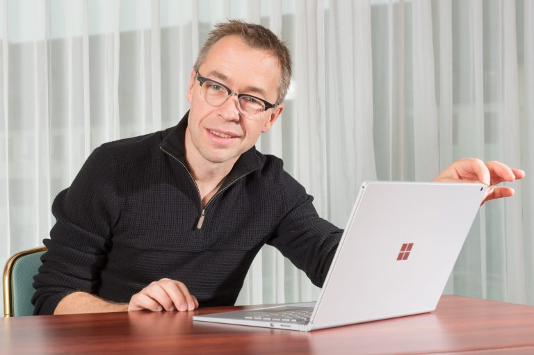 Chefdesigner Ralf Groene mit Surface Book (Printauflösung)