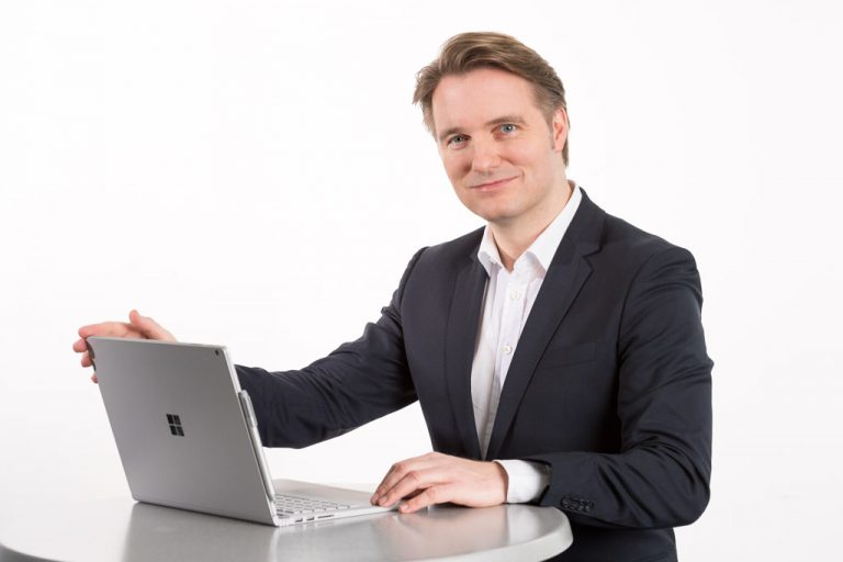 Henrik Schäfer mit Surface Book (Webauflösung)