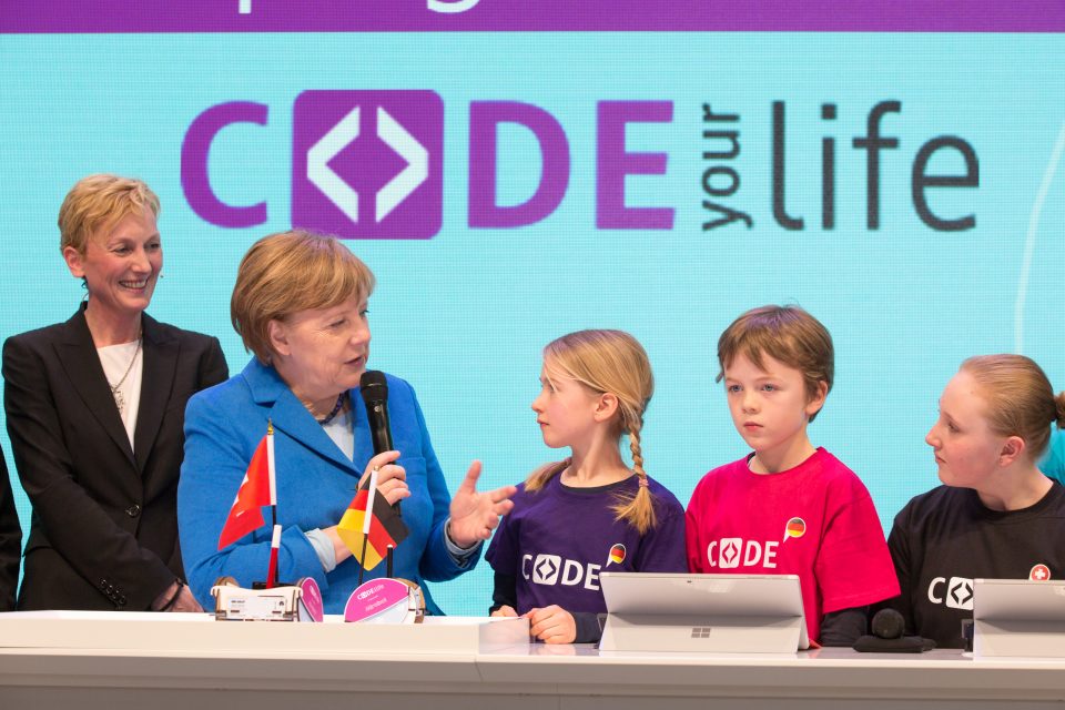 CeBIT 2016: Angela Merkel am Microsoft Stand