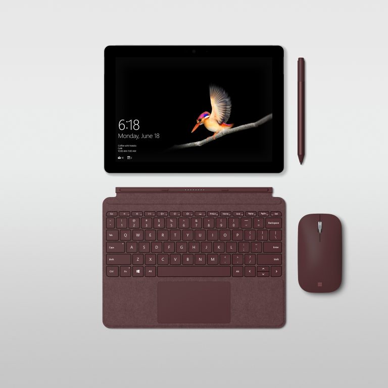 Surface Go mit dem Zubehör: Tastatur, Pen und Maus. Alles in Rot.
