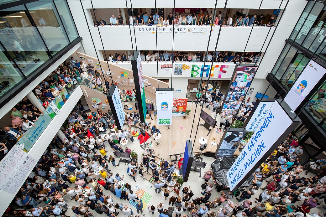 Blick auf das Foyer von Microsoft Deutschland mit vielen Mitarbeitern beim Hackfest 2018