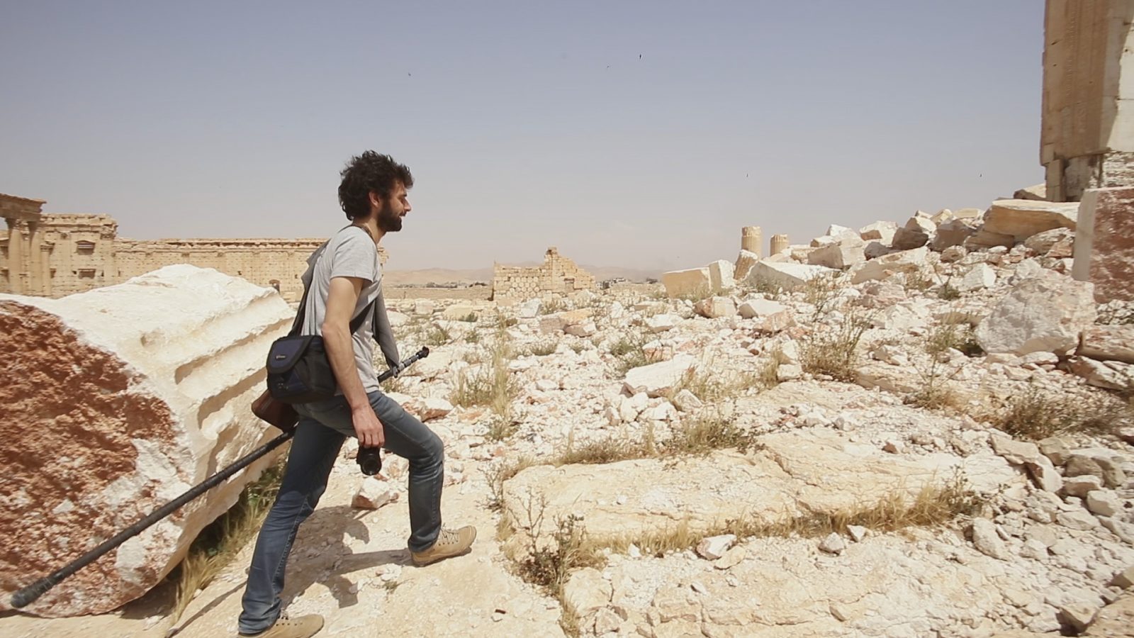 Bild von Yves Ubelmann, Gründer und CEO von Iconem, bei der Arbeit in der syrischen Stadt Palmyra.