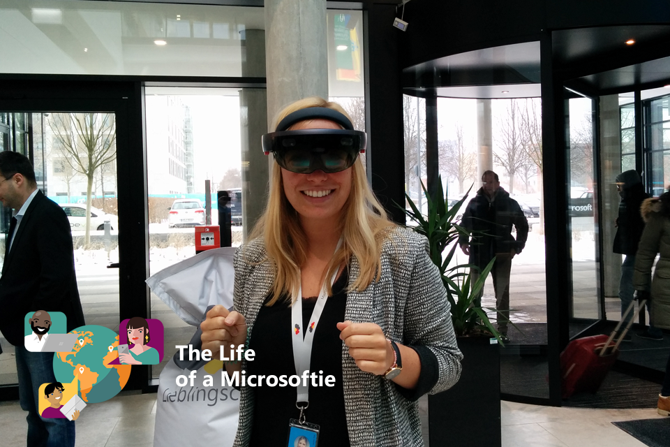 Katharina Stolz mit der HoloLens im Atrium Microsoft Deutschland in München.