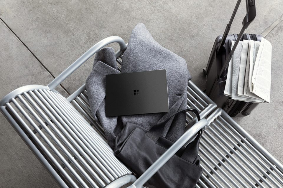 Bild des schwarzen Surface Laptop 2 in moderner Reiseumgebung
