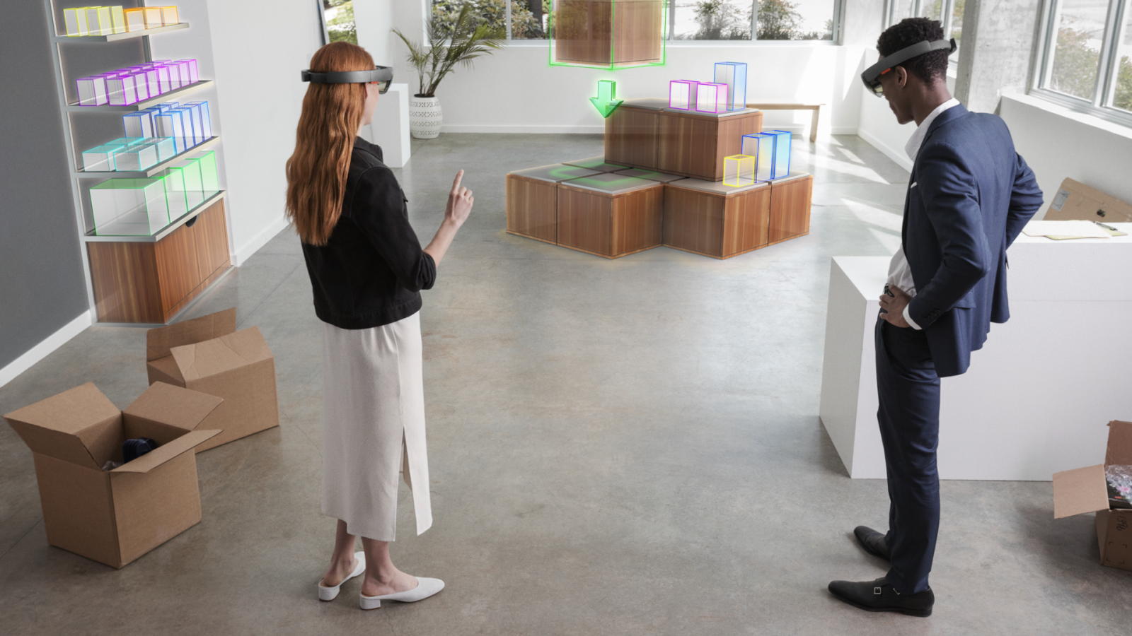 Zwei Menschen betrachten durch eine HoloLens einen virtuellen Raum
