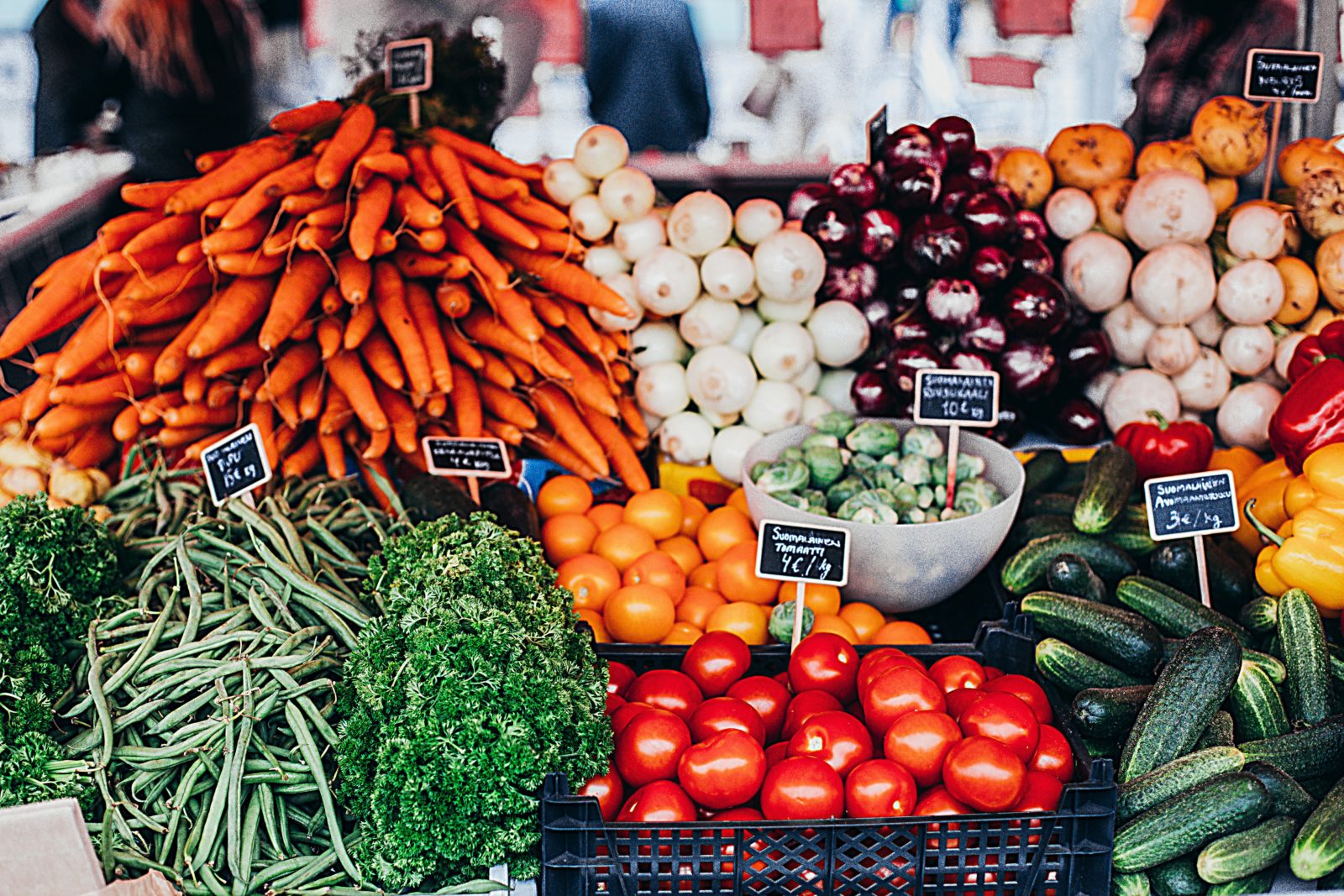 Foto eines Marktstands mit verschiedenen Gemüsesorten