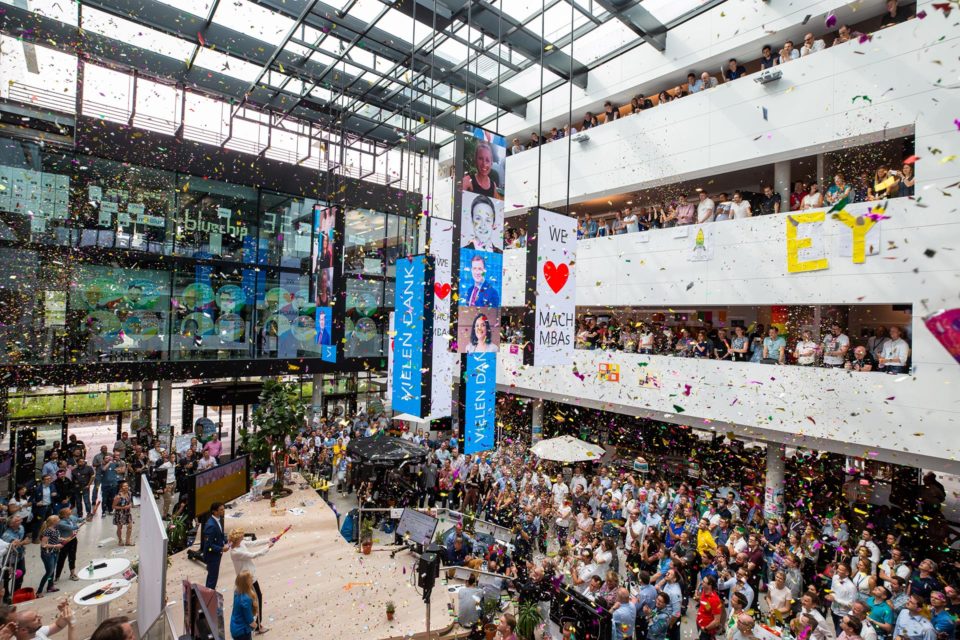 Bild vom Atrium Microsoft Deutschland in München, Schwabing, voller Mitarbeiter und Konfetti