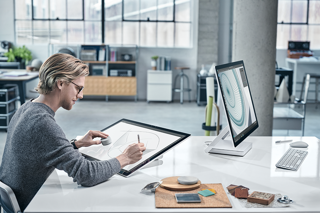 Ein Kreativer arbeitet mit dem Surface Studio 2