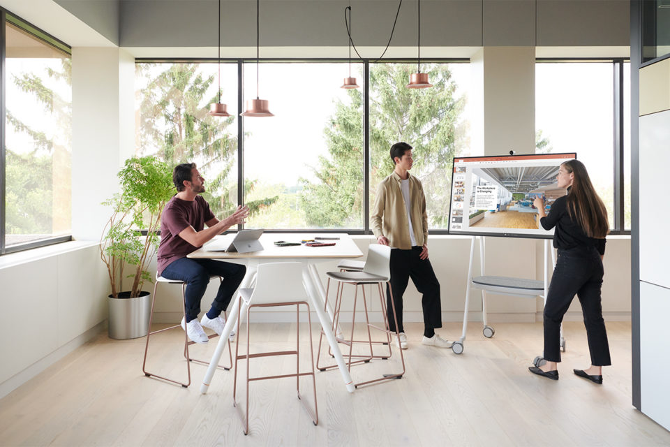 Mehrere Personen arbeiten zusammen an einem Surface Hub 2S