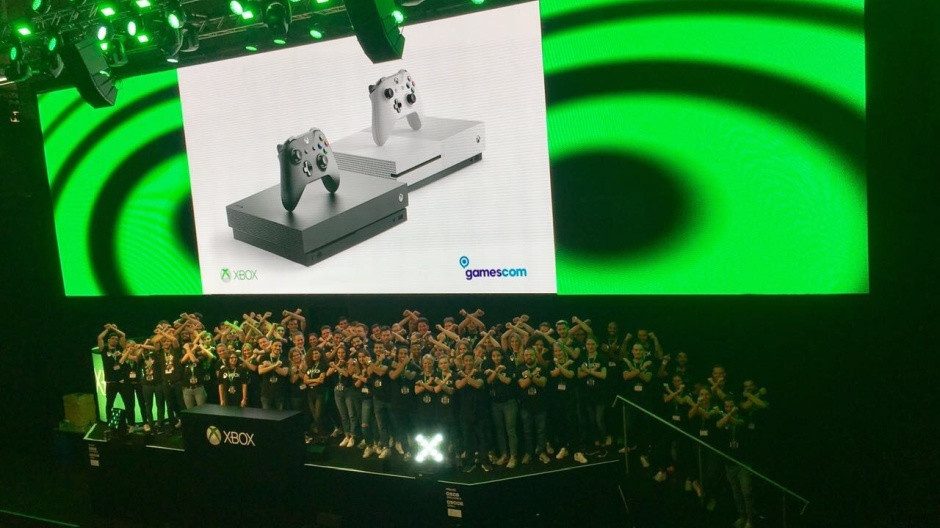 Bild des gamescom Teams von Microsoft auf der Xbox-Bühne
