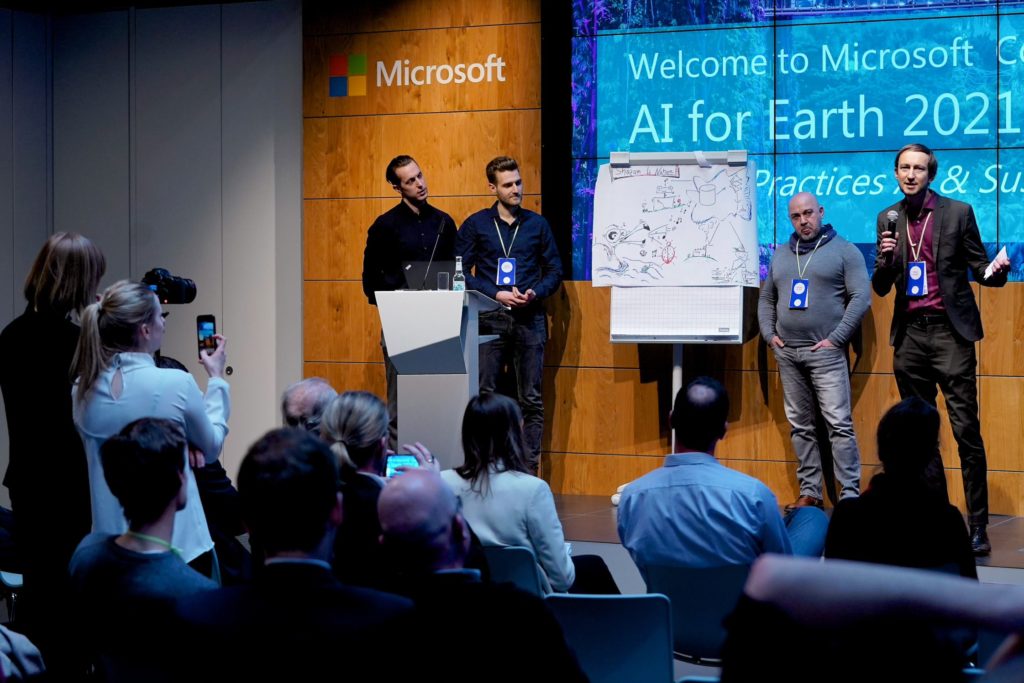 Bild des Shazam4Nature-Teams auf der Microsoft Berlin-Bühne bei der Presentation ihres Projekts