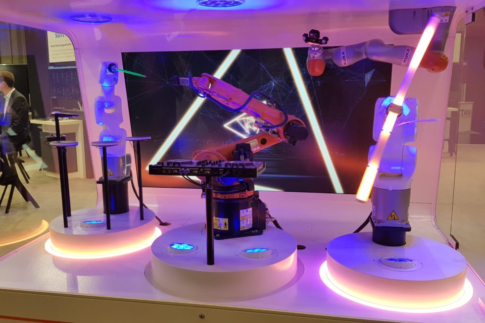 KUKA-Roboter am Stand von Microsoft auf der SPS 2019