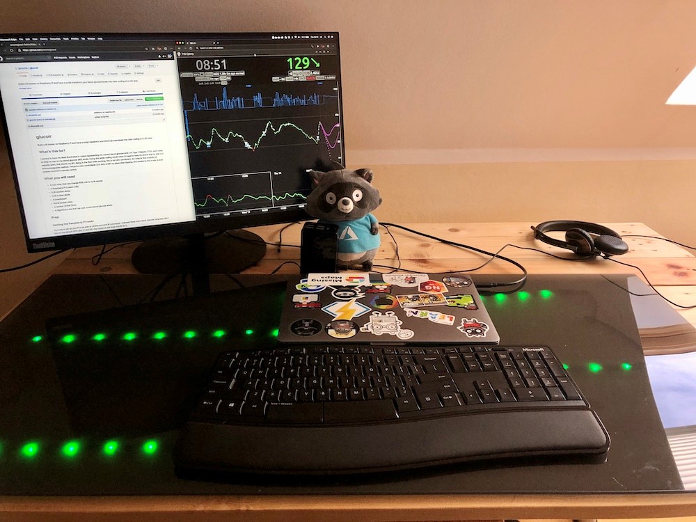 Das Bild zeigt Jans Schreibtisch-Setup im Homeoffice mit leuchtenden Markierungen, seinem Dashboard und PC Zubheör wie seiner Maus und einer Tastatur.