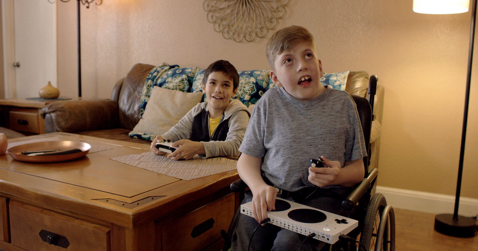 Zwei Jungs die mit dem Adaptive Controller Xbox One spielen