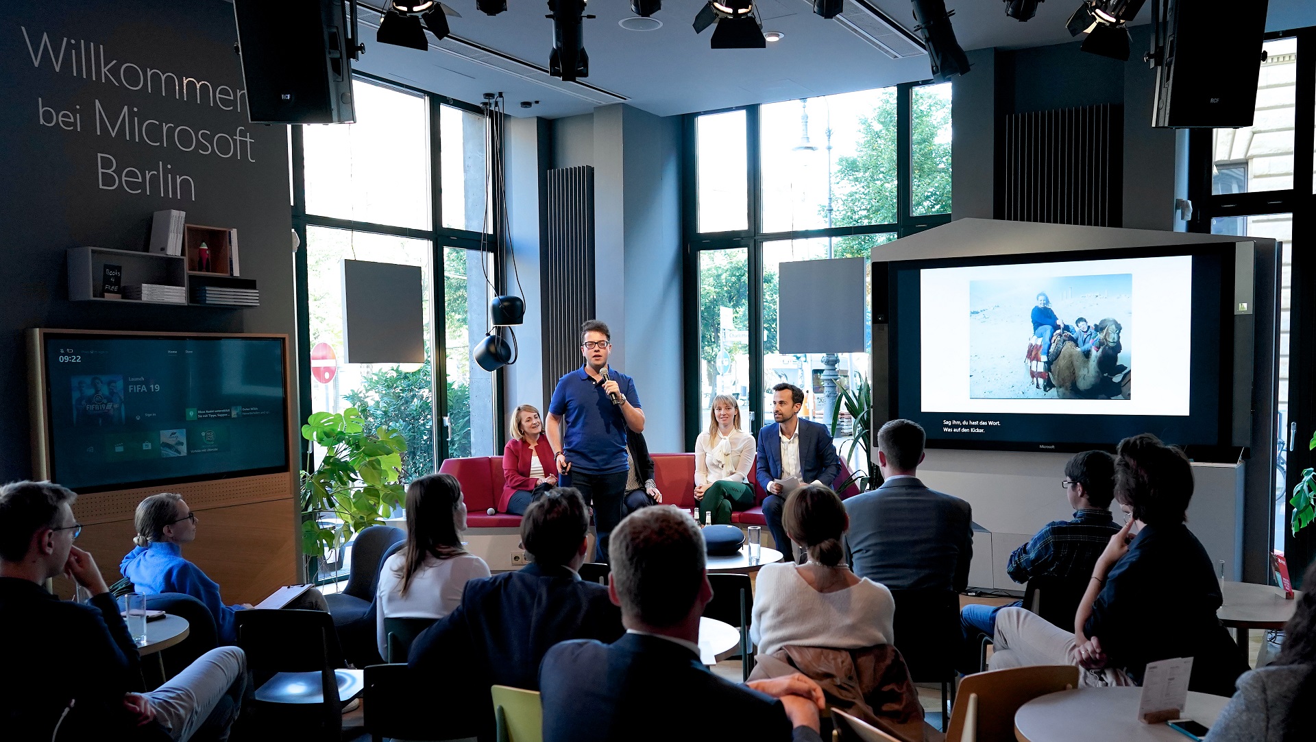 ReDI-Absolvent spricht vor einer Gruppe bei Microsoft Berlin