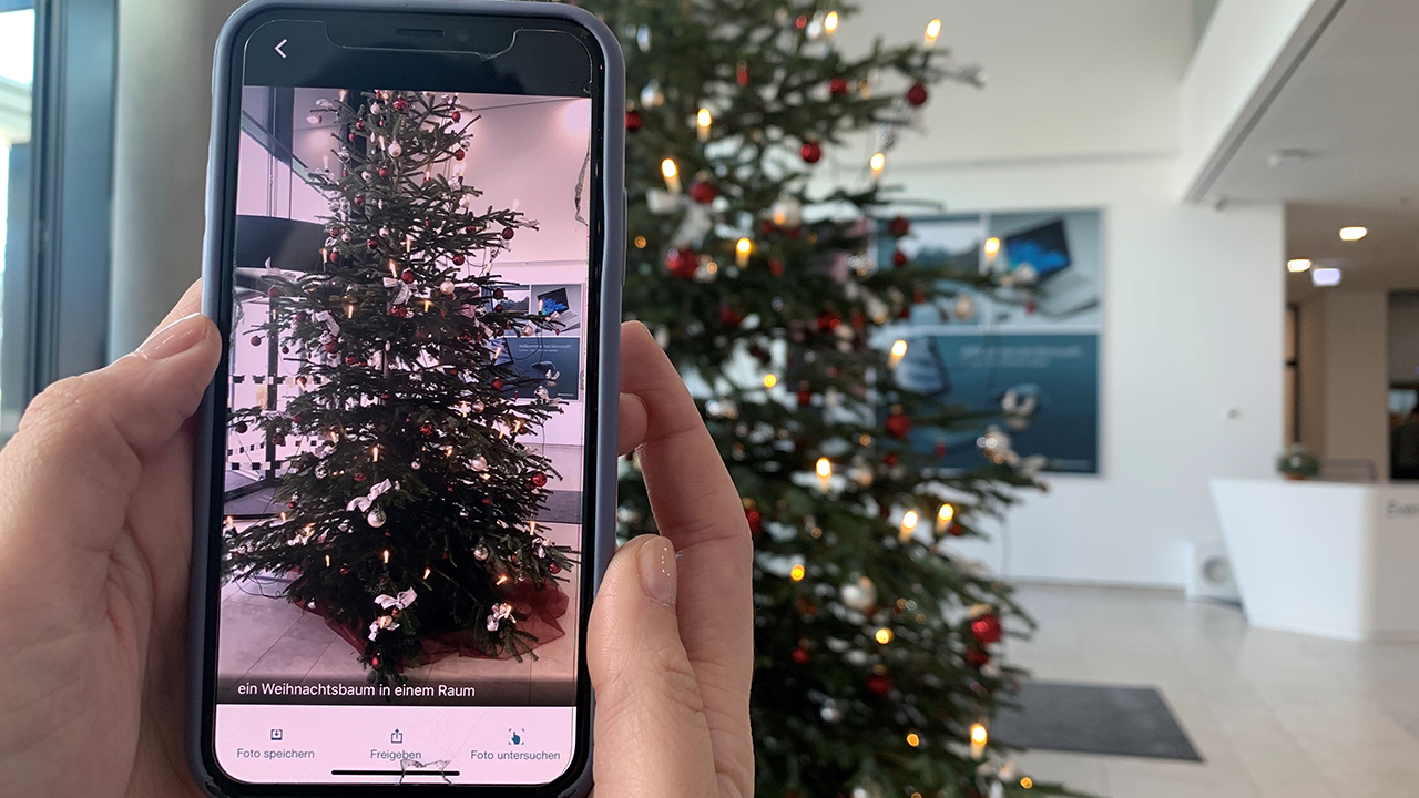 Die App Seeing AI wird mit einer Smartphone-Kamera auf einen Tannenbaum gehalten
