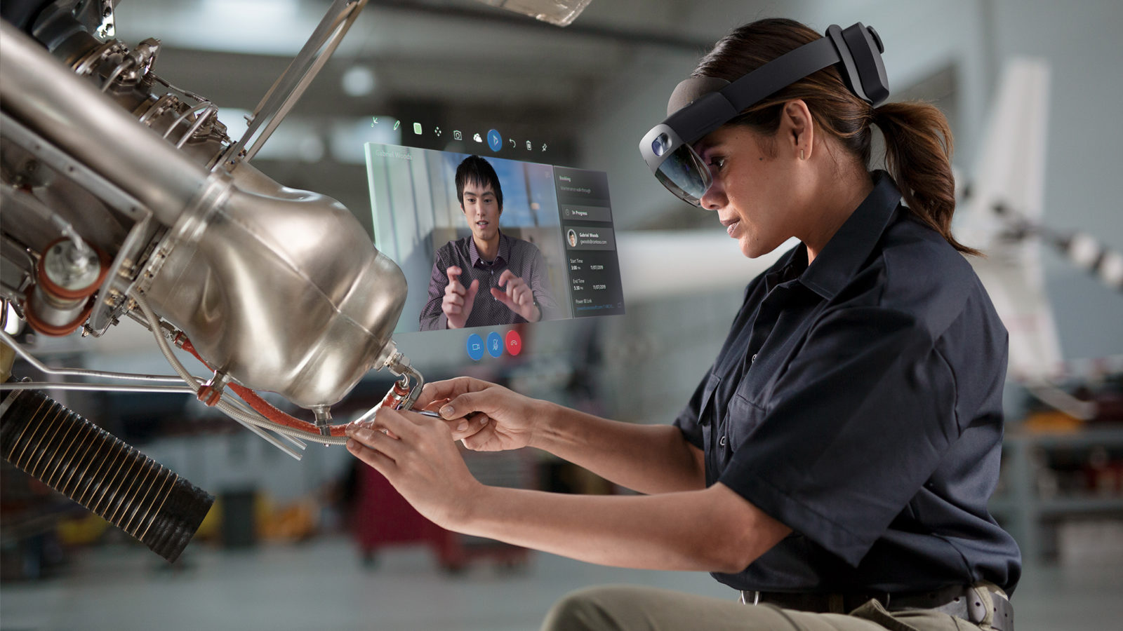 Eine Frau trägt die Microsoft HoloLens 2 und nutzt Microsoft Dynamics 365 Remote Assist in einer Produktionsumgebung.
