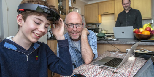 Ein Junge mit Sehbehinderung nutzt eine modifizierte Hololens, um seine Mitmenschen erkennen zu können