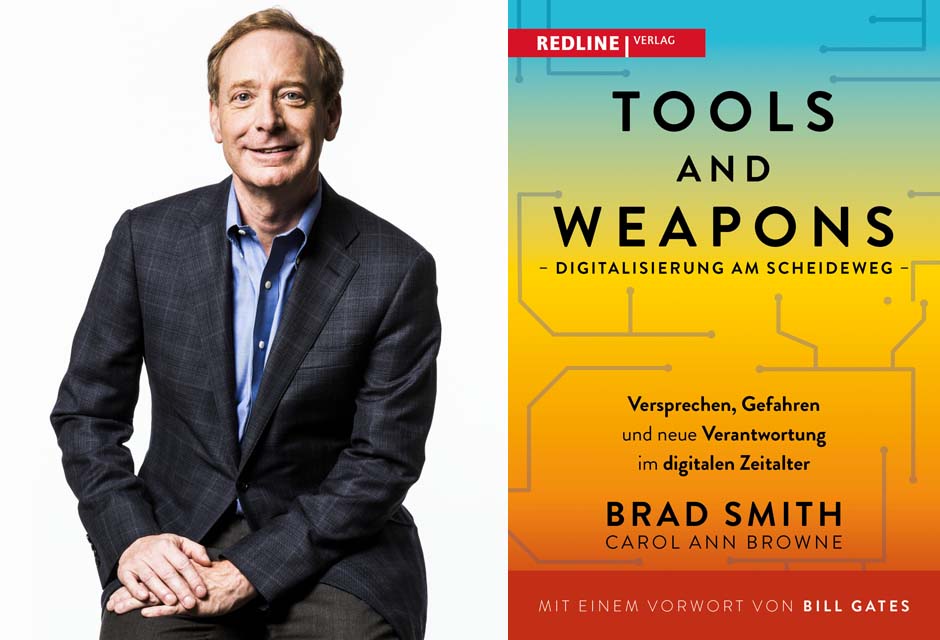 Brad Smith neben dem deutschen Cover seines Buchs Tools and Weapons