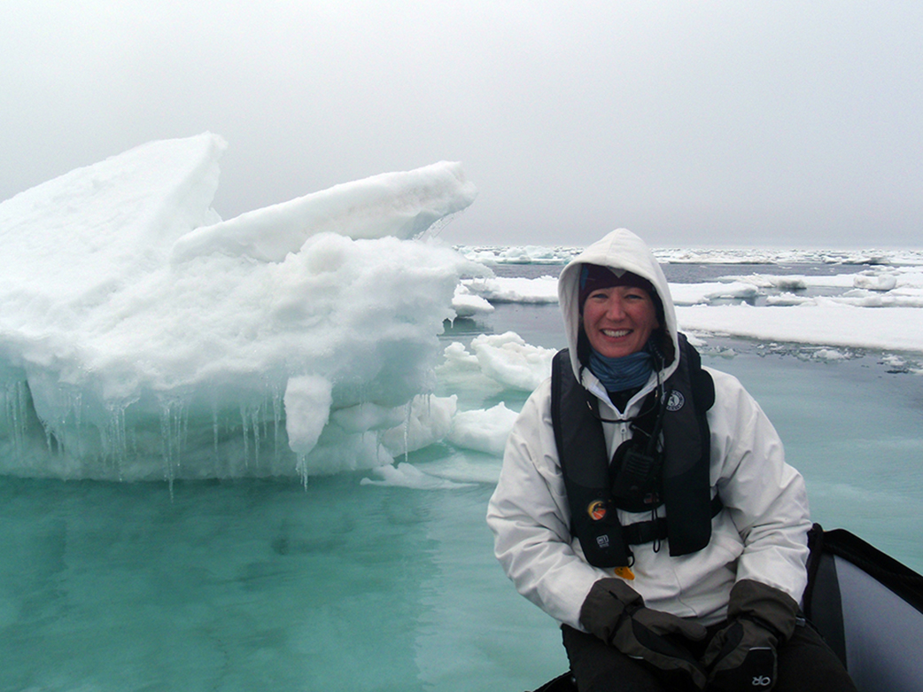 Erin Moreland Forscherin vor Eisberg
