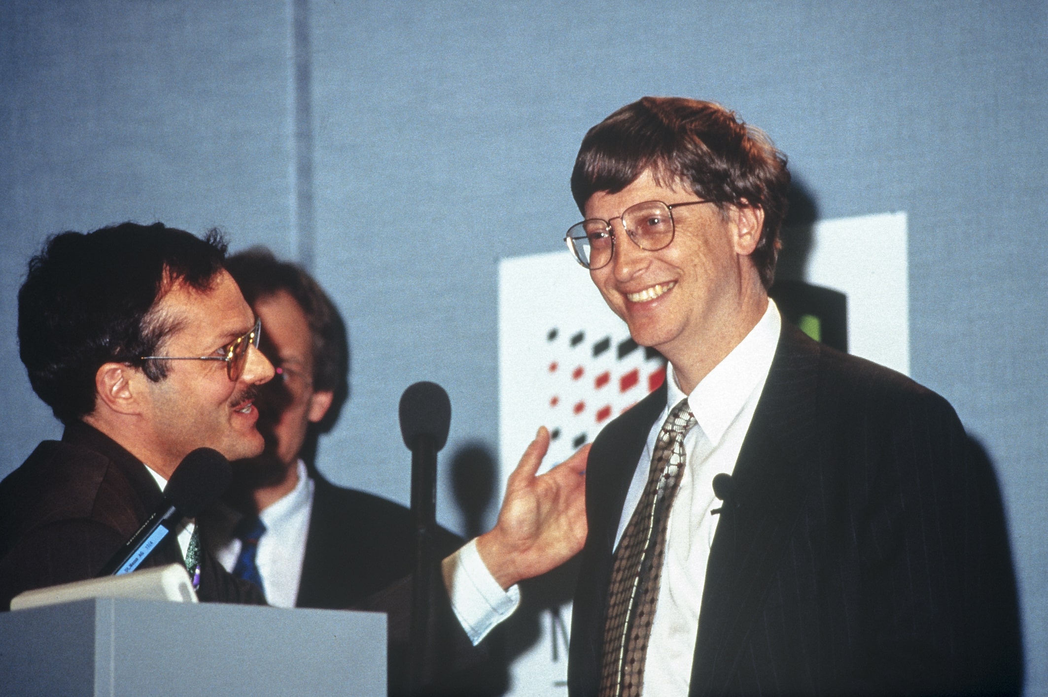 Bill Gates lächelt in Publikum