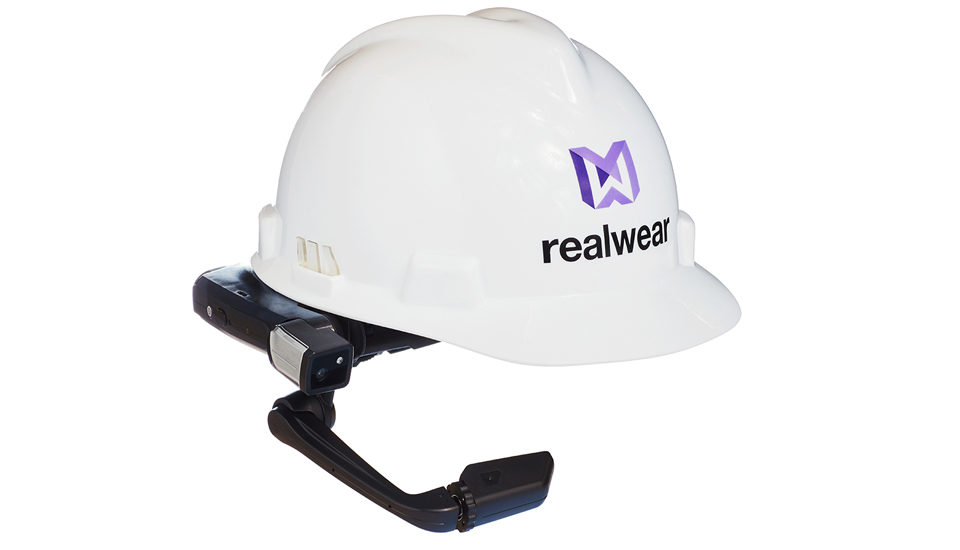 Zu sehen ist die neue RealWear HMT-1-Industrie-Datenbrille, die mit Teams vernetzt ist und mit der Firstline-Beschäftigte in Produktion und Industrie von ihrem Arbeitsplatz aus auf Informationen zugreifen und freihändig mit Expertinnen und Experten kommunizieren können, die sich an anderen Standorten befinden.