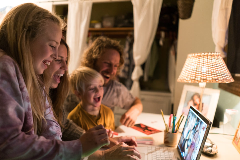 Familie, die Videoanrufe zu Hause im Schlafzimmer eines Kindes nutzt.