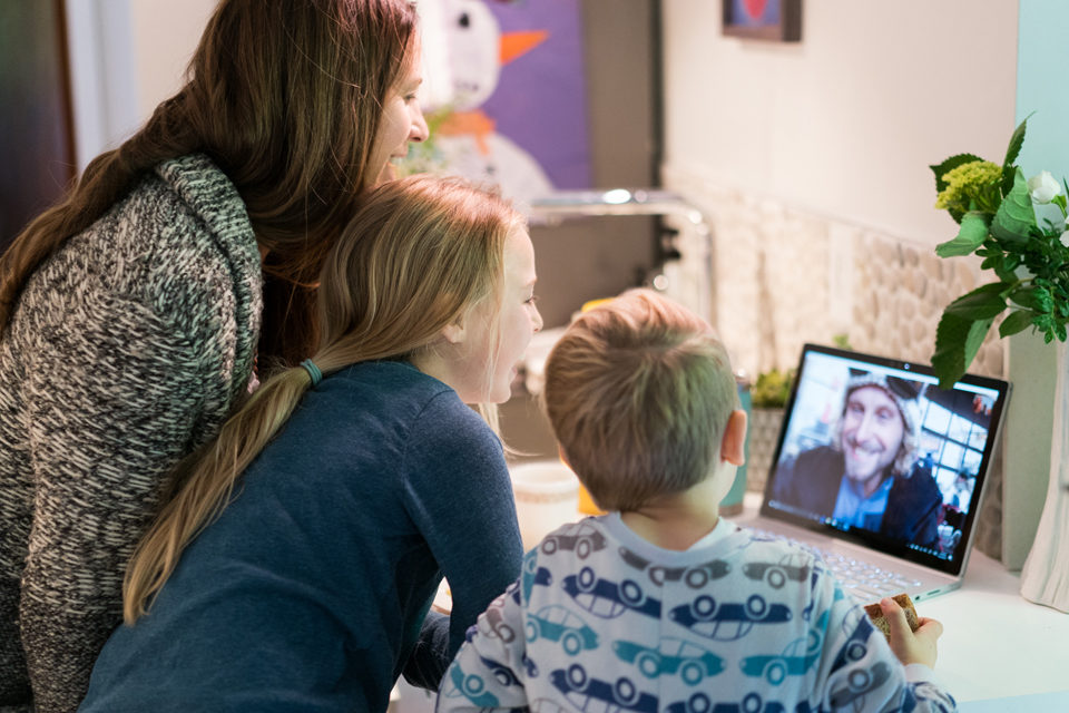 Eine Familie nutzt Microsoft Teams für Videotelefonie.