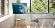 Microsoft Teams Hintergrund: Modernes Büro mit Surface Hub 2