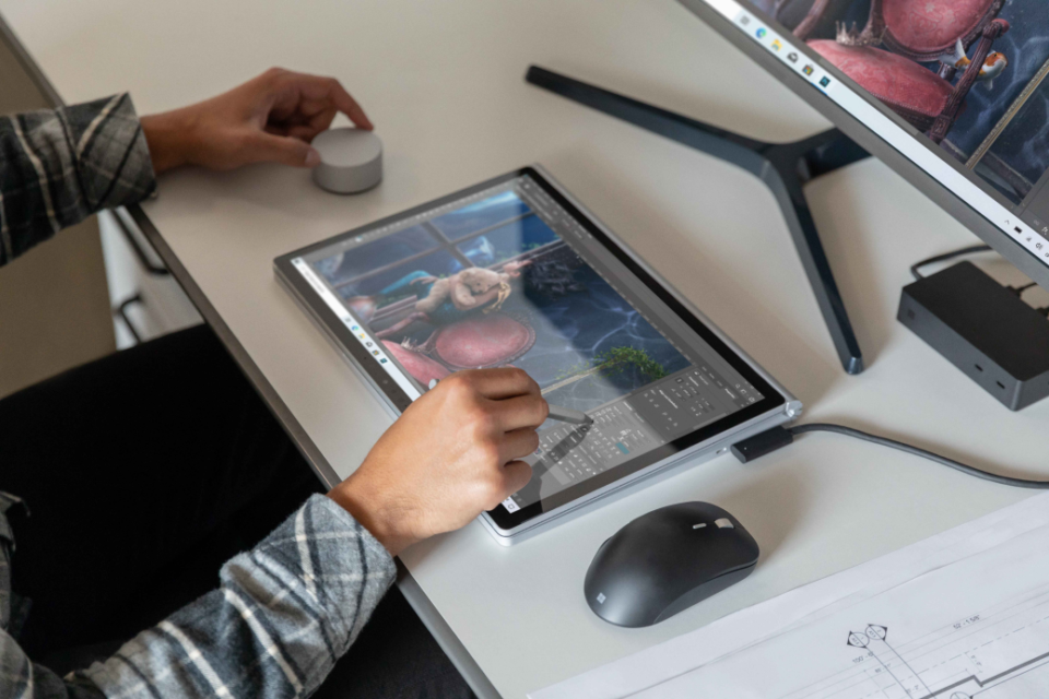 Eine Person arbeitet an einem Surface Book 3