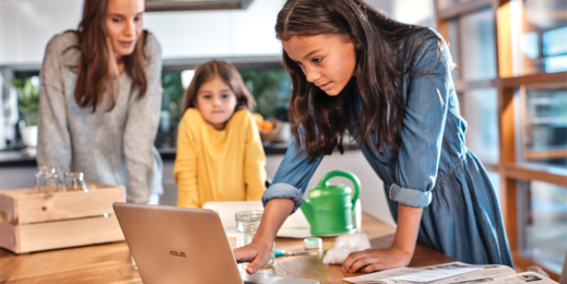 Eine Familie arbeitet an einem Windows 10 Gerät