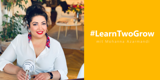 Mohanna Azarmandi (Chief Learning Officer Microsoft Deutschland) sitzt an einem Tisch. Vor ihr ein Mikrofon und ein Surface Laptop.