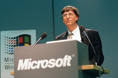 Bill Gates an einem Rednerpult auf der CeBit 1995
