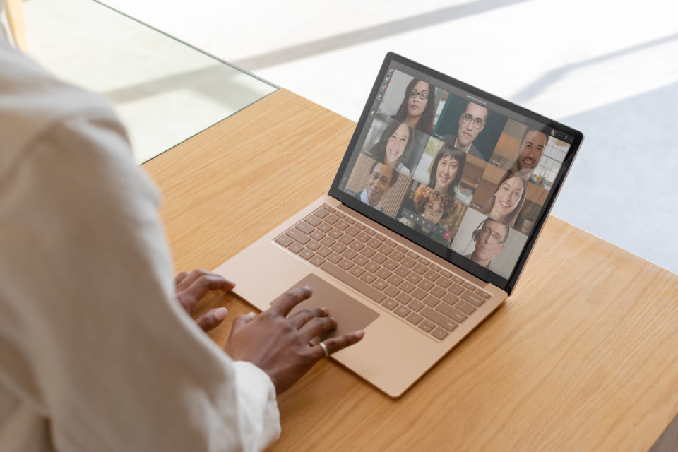 Surface Laptop mit Microsoft teams geöffnet