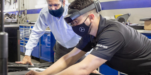 Techniker trägt die HoloLens und arbeitet an einem Motor
